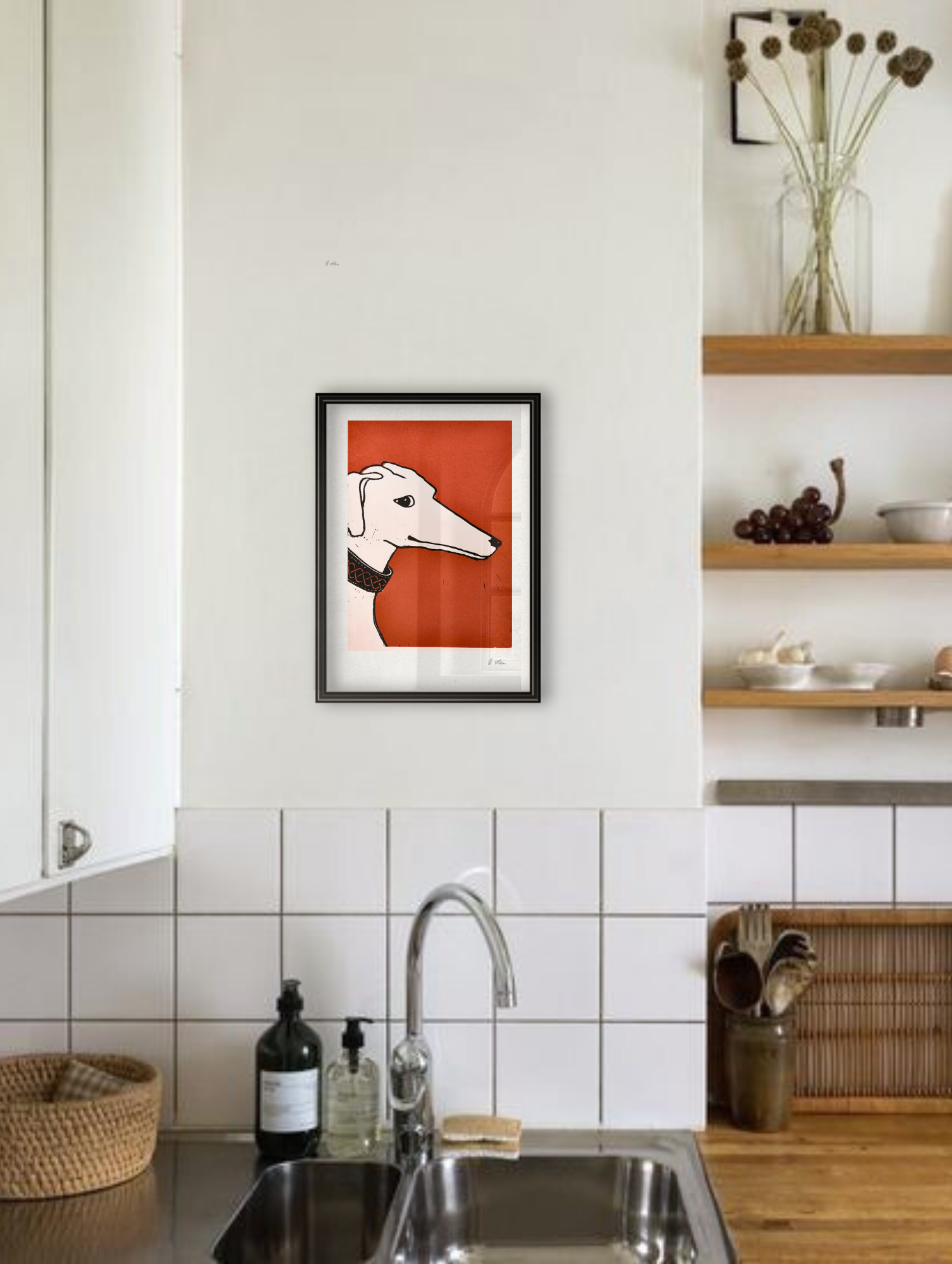 Küche mit Linolschnitt Poster von einem  Kopf von einem Windhund mit orangem hintergrung
