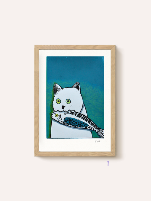 Linoldruck in Bilderrahmen Katze mit Fisch im Maul. Blauer Hintergrund