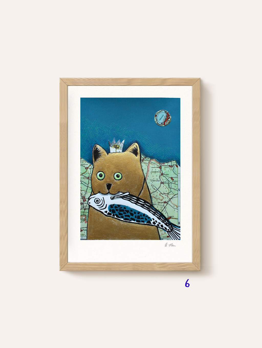 Linoldruck in Bilderrahmen Goldene Katze mit Fisch im Maul und kleine Krone auf dem Kopf. Hintergrund Landkarte 