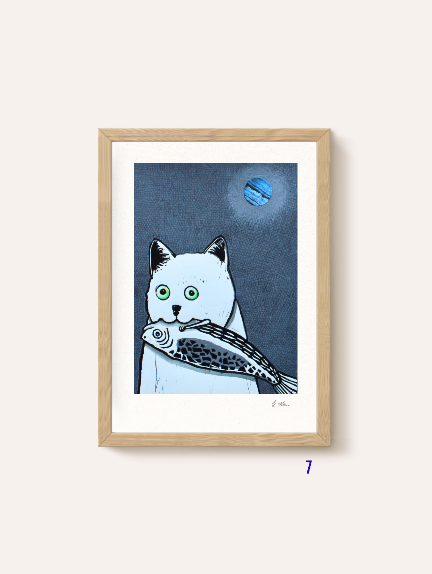 Linoldruck in Bilderrahmen Katze mit Fisch im Maul. Hintergrund grau mit blauem Vollmond 