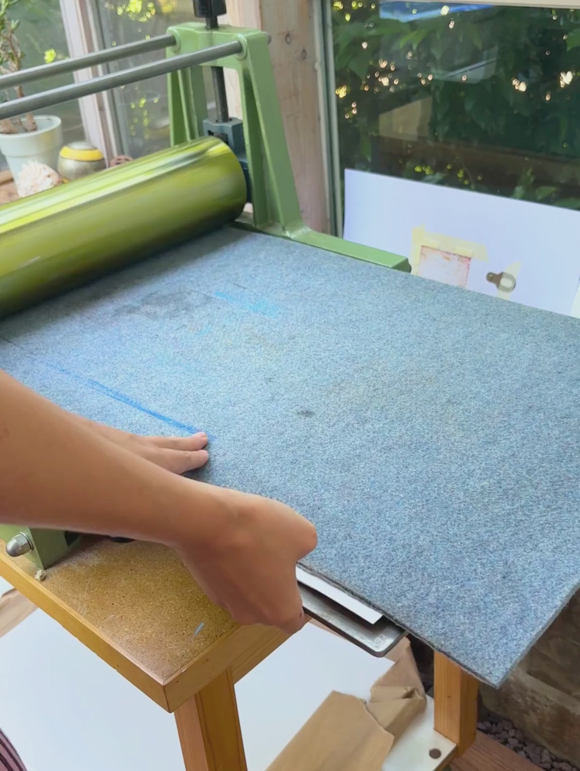 Printprozess eines Linoldruck-Posters auf dem ein English Breakfast und Tee in blau zu sehen sind