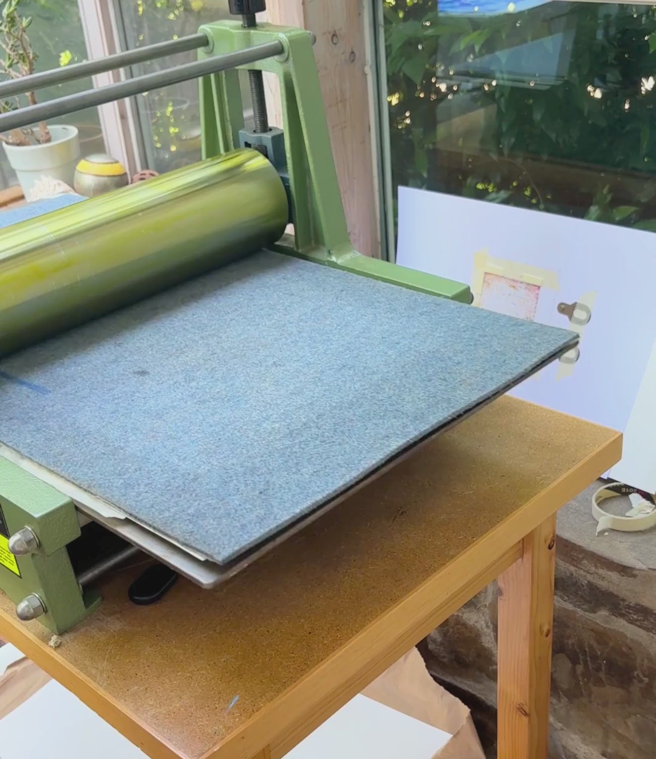 Printprozess eines Linoldruck-Posters auf dem Dumplings und Glückskekse in blau zu sehen sind