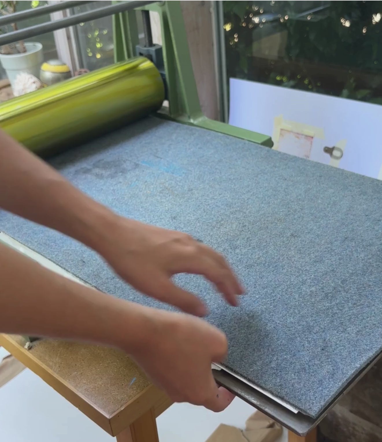 Printprozess eines Linoldruck-Posters auf dem Ramen in blau zu sehen sind
